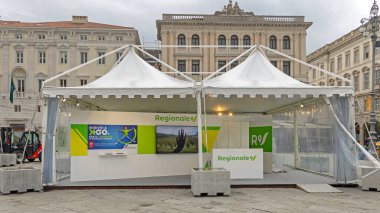 Trieste, İtalya - 08 Ekim 2024: Barcolana Denizcilik Yarışı Sırasındaki Ana Meydan 'da Expo Çadırı Şehirlerarası Demiryolu Geçidi Bölgesi.