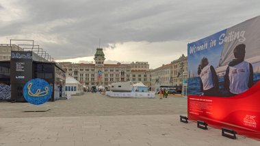 Trieste, İtalya - 08 Ekim 2024: Denizcilik Genel Sponsoru Ben Friuli Venezia Giulia Expo Booth Solaris Yat Barcolana Yarışı sırasında belediye binasının önündeki ana meydanda.