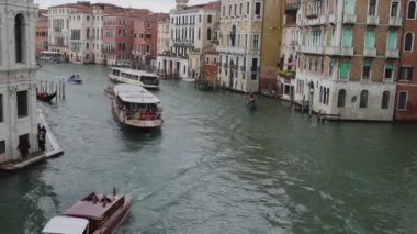 Venedik, İtalya - 09 Ekim 2024: Grand Canal Venezia Sonbahar Gününde Su Otobüsü Taxi Gondolları Trafiği.