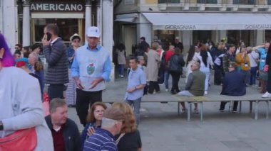Venedik, İtalya - 09 Ekim 2024: Saint Marks Meydanı Sonbahar Günü Seyahat Panoraması 'nda Duran Turist Kalabalığı.