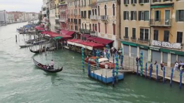 Venedik, İtalya - 09 Ekim 2024: Rialto Köprüsü 'nden Büyük Kanal' a Havadan Bakış Venezuela Panorama Sonbahar Günü Seyahati.