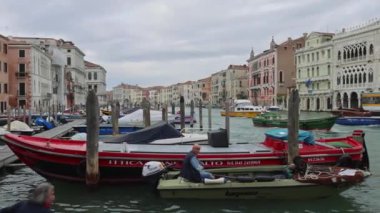 Venedik, İtalya - 09 Ekim 2024: Büyük Kanal Venezia Panorama Sonbahar Gününde Bağlı Tekneler ve Yoğun Trafik.