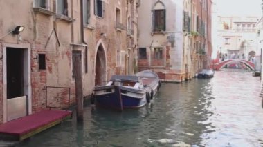 Venedik, İtalya - 09 Ekim 2024: Venezuela 'da Dar Su Kanalı' nda Turistlerle Gondola.