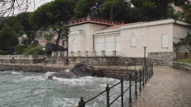 Opatija, Hırvatistan - 08 Ekim 2024: Adriyatik Denizi Bulutlu Sonbahar Günü Seyahat Panoraması 'ndaki Küçük Şehir Kıyısı Gezisi.