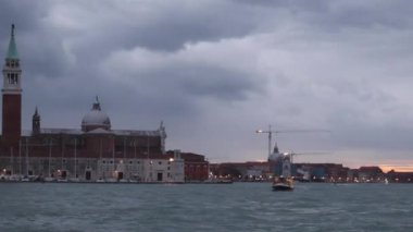 Venedik, İtalya - 09 Ekim 2024: San Giorgio Maggiore Adası Kilisesi Dusk Sea View Panorama 'daki Campanile St Marks Venezia.