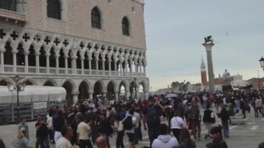 Venedik, İtalya - 09 Ekim 2024: Saint Marks Meydanı Sonbahar Gezisi Panorama 'da Yürüyen Turistler.