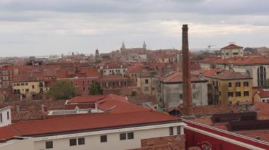 Venedik, İtalya - 10 Ekim 2024: Otobüs terminalinin hava manzarası Kanal üzerindeki Cam Köprü Sonbahar Günleri Seyahat Panoraması.