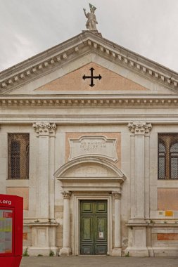 Venedik, İtalya - 09 Ekim 2024: Roma Katolik Kilisesi Santa Fosca, Kare Sonbahar Günü.