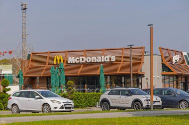 Slavonski Brod, Hırvatistan - 23 Ekim 2024: Fast Food Restoranı McDonalds McCafe Tabelasını Sonbahar Günü Kasabada Yapıyor.