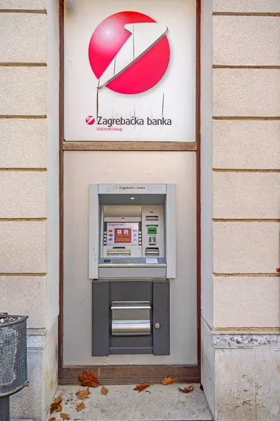 Slavonski Brod, Hırvatistan - 23 Ekim 2024: Zagrebacka Bank 'ta ATM' li UniCredit Group Building at Square Ivane Brlic Mazuraniç.