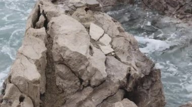 Adriyatik Denizi 'nin Taş Sahilinde Martıyla Bronz Bakire Heykeli Opatija Hırvatistan' ı Eğiliyor