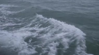 Hızlı Tekne İtalya 'yı Uyandırınca Dalgalarla Deniz Yüzeyi