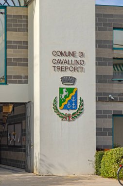 Treporti, İtalya - 09 Ekim 2024: Wall Comune di Cavallino Treporti 'deki Yerel İdare Binası Arma Paltosu Giovanni Paolo II Sunny Sonbahar Günü.