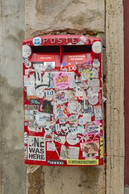 Venedik, İtalya - 09 Ekim 2024: Duvara monte edilmiş İtalyan Posta Kutusu Yapışkan Etiketlerle Kaplanmış Hasar Verici.