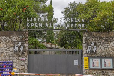 Opatija, Hırvatistan - 08 Ekim 2024: Yaz Olay Mekanı Açık Hava Tiyatrosu Giriş Kapısında Büyük İşaret.