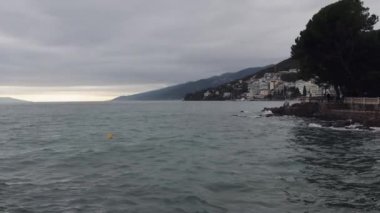 Opatija, Hırvatistan - 08 Ekim 2024: Adriyatik Deniz Kıyısı Bulutlu Sonbahar Gününde Gezinti Yolu.