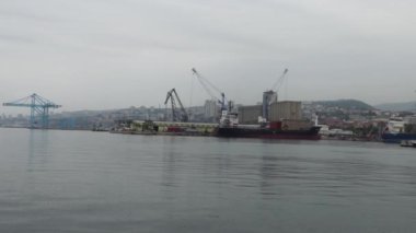 Rijeka, Hırvatistan - 24 Ekim 2024: Rijeka City Marina Limanında Çok sayıda Crane Endüstriyel Sanayi Gemi ve Teknesi Sonbahar Yağmurlu Panorama.