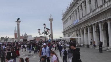 Venedik, İtalya - 09 Ekim 2024: St Marks Meydanında Yürüyen Turist kalabalığı.