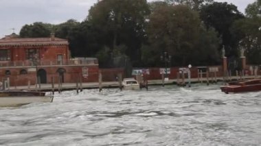 Venedik, İtalya - 10 Ekim 2024: Grand Canal Autumn Day Panorama 'da Taxi Boats Actv Toplu Taşımacılık Dükkanı.