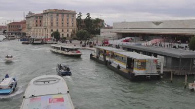 Venedik, İtalya - 09 Ekim 2024: Venezuela 'da Büyük Kanal' da Ferrovia Tren İstasyonu önünde toplu taşıma botları trafiği.