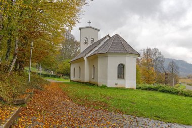 Smiljan, Hırvatistan - 24 Ekim 2024: Sırp Azizler Ortodoks Kilisesi Peter ve Paul Nikola Tesla Müzesi Bulutlu Sonbahar Günü 'nde.