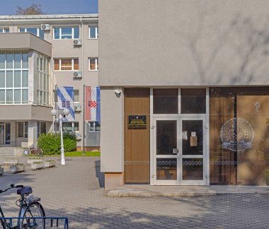 Slavonski Brod, Hırvatistan - 23 Ekim 2024: Sunny Fall Day 'de Devlet Müfettişliğine Giriş.