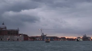 San Giorgio Maggiore Adası Kilisesi Alacakaranlık Denizi manzaralı Venedik İtalya 'daki Aziz Marks Kulesi