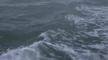 Fast Boat Wake Deniz Suyu Yüzeyi 'nden alacakaranlıkta dalgalar