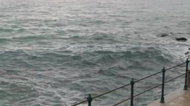 Yağmurlu Deniz Dalgaları Yürüyüşü Bulutlu Sonbahar Günü Yolculuğu Pan Opatija Hırvatistan Rıhtımı