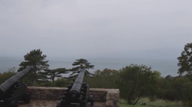 Adriyatik Denizi 'ndeki Nehaj Ortaçağ Kalesinin Önündeki Eski Toplar Bulutlu Sonbahar Günü Panorama Hırvatistan