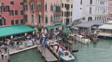 Venedik, İtalya - 09 Ekim 2024: Rialto Köprüsü 'nden Büyük Kanal Venezia Pan Sonbahar Günü Hava Gezisi.