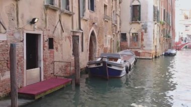 Venedik, İtalya - 09 Ekim 2024: Gondola Teknesinde Turistlerle Geleneksel Venedik Gönüllüsü Dar Su Kanalı Sonbahar Seyahati Pan.