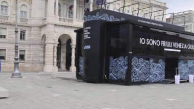 Trieste, İtalya - 08 Ekim 2024: Barcolana Yat Yarışı sırasında Main Town Square 'de Bilgi Noktası Fuar Kulübeleri.