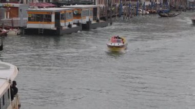 Venedik, İtalya - 09 Ekim 2024: Grand Canal Rialto Venezia Sonbahar Seyahatinde Ambulans Teknesi Acil Servisi.