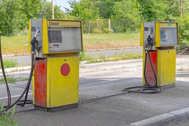 Eski Yakıt İstasyonunda İki Sarı Diesel Benzin Pompası