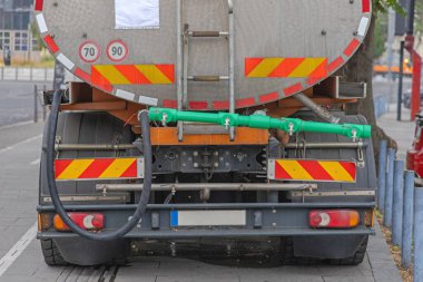 Sıcak Yaz Günü için Şehir Sokağındaki Acil Durum Malzemesi 'ne park edilen Arka Ucunda Musluk Musluğu olan İçilebilir Su Sarnıcı Kamyonu