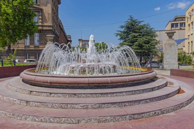 Sırbistan 'da Belgrad' da Güneşli Yaz Günü 'nde Yuvarlak Yapı Su Fıskiyesi
