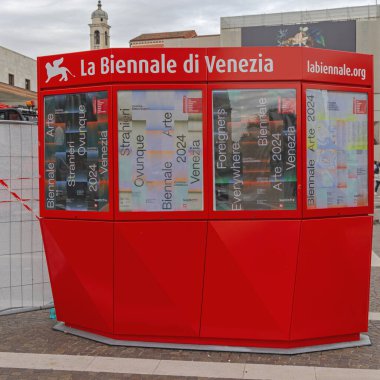 Venedik, İtalya - 09 Ekim 2024: Kırmızı Bilgi Panosu Sanat Festivali La Biennale di Venezia Tren İstasyonu Önündeki Olayların Zaman Haritası.
