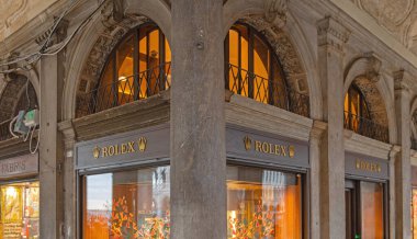 Venedik, İtalya - 09 Ekim 2024: St. Marks Meydanı Köşesinde Butik Rolex Salvadori İsviçre Saat Dükkanı Venezia.