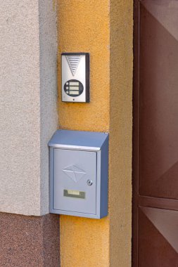 Intercom Çanı ve Paslanmaz Çelik Metal Posta Kutusu Ev Duvarına Bağlandı