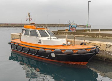 Rijeka Hırvatistan Limanında Kılavuz Gemisi Yağmurlu Gün Yardımcılığına Hazır