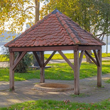 Seramik Kaplama Çatı Yapısı Çeşmesi Park Slavonski Brod Hırvatistan 'daki Kuyu Kapağı