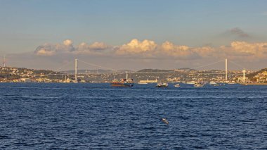 İstanbul 'da Sunny Autumn Day Cityscape' te Boğaz Kanalı üzerindeki İlk Köprü