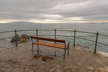 Opatija Hırvatistan 'daki Adriyatik Denizi Kıyısında Ahşap Benç Bulutlu Sonbahar Günü