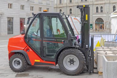 Şehir Meydanı 'ndaki tepe örtüsü için Kırmızı Forklift Taşıyıcı Beton Ağırlıkları