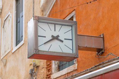 Venedik 'teki Eski Bina' da Dikdörtgen Şekil Basit Kamu Saati