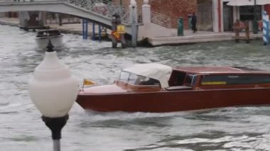 Venedik, İtalya - 10 Ekim 2024: Grand Canal Fall Day Seyahat Tavasında Klasik Tahta Tekne Veseel.