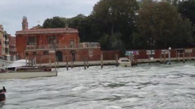 Venedik, İtalya - 10 Ekim 2024: Büyük Kanal Venezia Sonbahar Seyahat Gününde Su Otobüsleri Toplu Taşıma Gemileri.