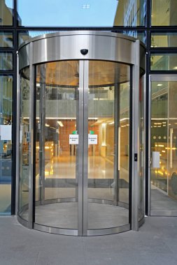 Camdan Ofis Binasına Otomatik Dönen Kapı Girişi