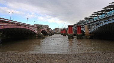 Londra 'da, Thames Ricer üzerindeki Eski Blackfriars Köprüsü' nden Sütunlar